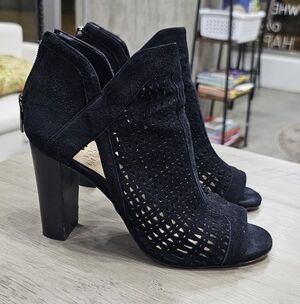 Vince Camuto Cranita Perforated Black Blocked Leather Heel Booties Pre Loved